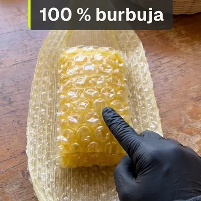 Reel de Instagram de Packwall: Un tamal hecho de plástico burbuja. Hasta la hoja. ¿De qué lo quieres: verde, rojo o de du