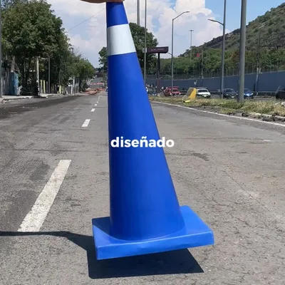 El azul que se ve de lejos… y a media noche también. 🚧

El Cono Stark de 91 cm 
